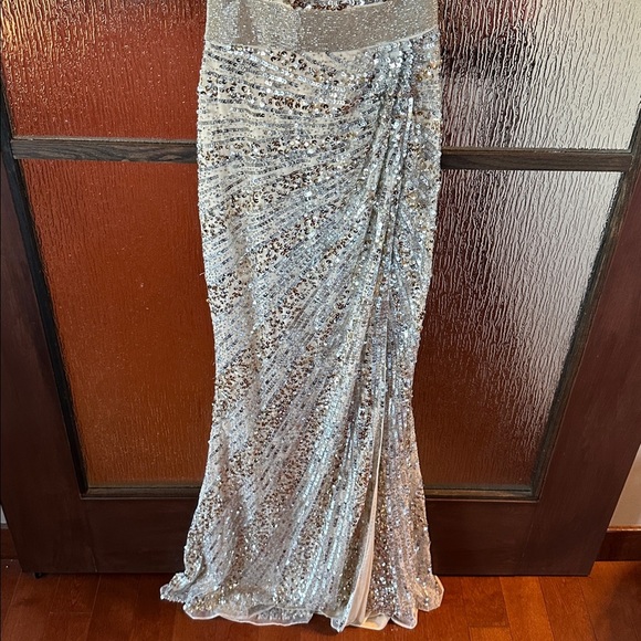 MAC DUGGAL
Silver Sequined One Shoulder Draped Lace Up Gown size 8 NWT - Picture 10 of 12